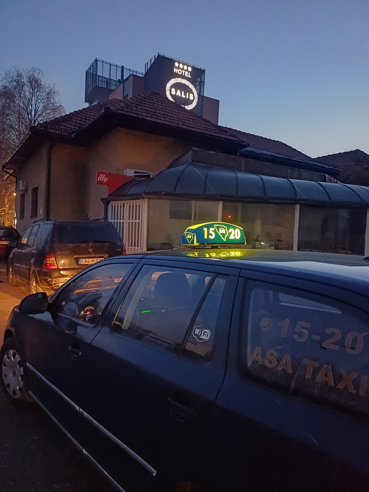 Taxi Tuzla crni mercedes